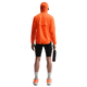 En person står med front mod en almindelig hvid baggrund iført en lys orange jakke med hætte, Nike ACG Lavaloops 1/2 Tights til mænd i Black/Summit White, hvide sokker, orange sko og med en mørk vandflaske i højre hånd.