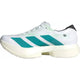 Adidas Adizero Adios Pro 4 til mænd i Ftwwht/Purtea/Carbon har en hvid overdel med tre blågrønne striber, tyk offwhite sål, ENERGYRODS 2.0 til fremdrift, sort hældetalje og hvide snørebånd.