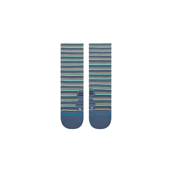 Stance Earnie Light Crew unisex strømper i Seablue har vandrette blå, hvide og grønne striber med en bjørnesilhuet ved tæerne. Disse åndbare crew-sokker er lagt fladt side om side på en hvid baggrund.