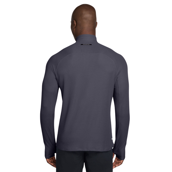 Bagfra set billede af en mørkegrå Nike Dri-FIT Mid-Layer 1/4-Zip Trail Running Top med kvartlynlås og lange ærmer.