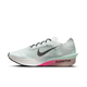 Nike Zoomx Vaporfly Next% 4 Dame løbesko i White/Black-Hyper Pink-Mint Foam har en hvid overdel, sort swoosh og snørebånd og en tyk sål, der går fra hvid til pink og mint. Den har ZoomX-skum, carbonplade og ZOOMX på siden.