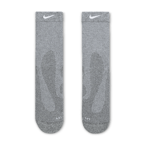 Et par Nike Fast Lightweight Crew-strømper i Dk Smoke Grey/Pure Platinum/White, vist side om side på en hvid baggrund. Unisex-design med Dri-FIT-teknologi for komfort og fugtstyring; har hvide Nike-logoer nær manchetterne.