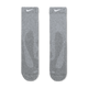 Et par Nike Fast Lightweight Crew-strømper i Dk Smoke Grey/Pure Platinum/White, vist side om side på en hvid baggrund. Unisex-design med Dri-FIT-teknologi for komfort og fugtstyring; har hvide Nike-logoer nær manchetterne.