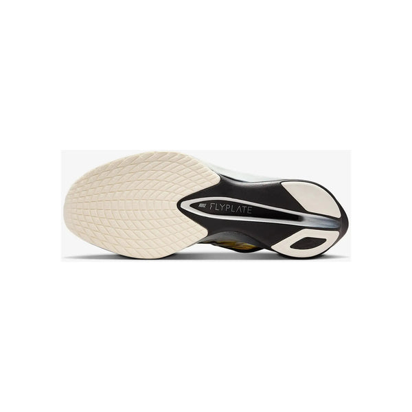Billedet viser sålen på Nike ZoomX Vaporfly Next% 4 Prm herre løbesko i Multi-Color/Black-White-Sail, med en hvid struktureret slidbane, sort Flyplate midtfod og geometrisk hældetalje - ideel som konkurrencesko løb.