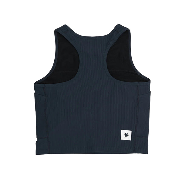 W Combat Rib Crop Top fra Saysky er en ærmeløs blå top til kvinder, vist fladt med ryggen opad. Den har brede skulderstropper, sort foring og et lille hvidt rektangulært mærke med en sort stjerne nær kanten.