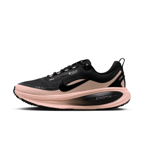 Nike Vomero 18 Gore-Tex dame løbesko i Black/Black-Crimson Tint-Black har et lavt design med snørebånd og synlig GORE-TEX- og ZoomX-branding. Disse vandafvisende sko er sat mod en almindelig lysegrå baggrund.