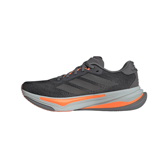 Adidas Supernova Prima 2 Herre løbesko i Grefou/Ironmt/Luor har en sort og mørkegrå overdel, orange mellemsåls accenter, hvid sål og sorte snørebånd. Den er vist fra siden på en almindelig hvid baggrund.