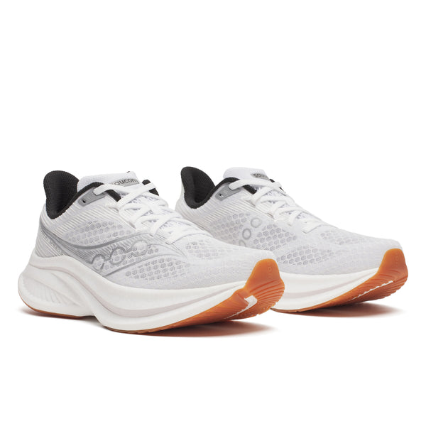 Saucony Endorphin Speed 5 herreløbesko i White/Gum har mesh-overdel, sorte detaljer og kraftige hvide såler med gum-farvede ydersåler. Perfekte til både tempo- og distancetræning. Skoene er placeret side om side i vinkel.