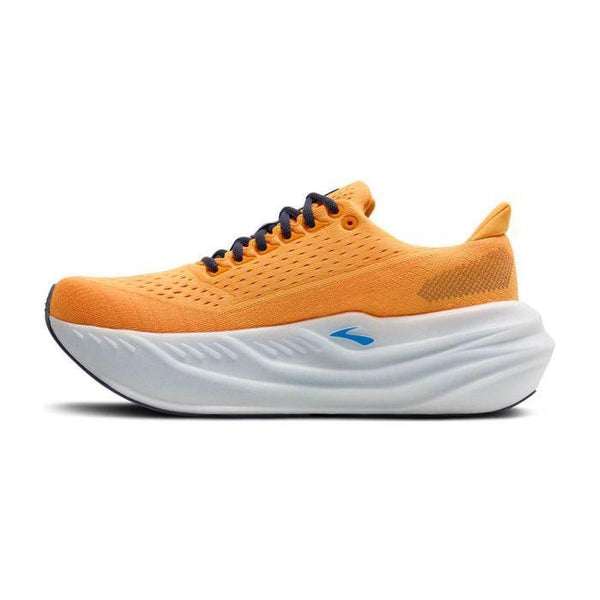 Et sidebillede af Brooks Glycerin Max, Herre, i Blazing Orange/Blue/White viser en tyk hvid sål for maksimal komfort, blå logoaccenter, sorte snørebånd og en åndbar perforeret overdel mod en almindelig hvid baggrund.