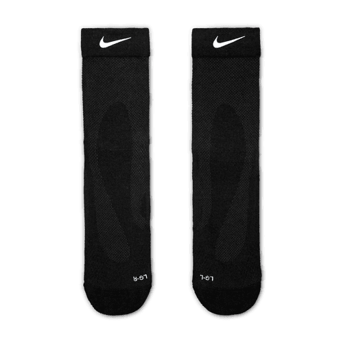 Et par Nike Fast Wool Micro Crew-strømper i Black/Dk Smoke Grey/Reflective Silv med L- og R-tåmarkeringer og Dri-FIT-teknologi, vist på en almindelig hvid baggrund.