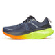 Saucony Guide 18 Herre i Shadow/Vizi har en blå mesh-overdel, sorte snørebånd og en tyk sål med neongrøn til gul til orange fading ved tåen. Saucony-logoet er synligt på siden.