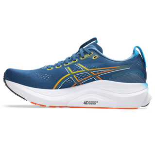 Asics Gel-Kayano 32 Herre i Twilight Blue/Anzu har orange og gule detaljer, en hvid mellemsål, orange ydersål, Asics-logo på siden og "4D Guidance System"-tekst nær hælen.
