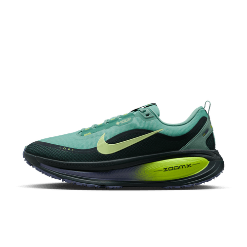 Nike Vomero 18 Gore-Tex til mænd i Seaweed/Barely Volt-Cannon-Volt er vist i sideprofil på hvid og har ZoomX-skumdæmpning. Denne førsteklasses grønne og sorte sko giver komfort og er ideel til dem, der søger vandtætte løbesko.