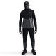 En person kigger fremad i en Nike Pacer Winterized 1/2-Zip Running Top (Herre, Anthracite/Black/Reflective Silv) med matchende sorte bukser og sneakers på en almindelig hvid baggrund.