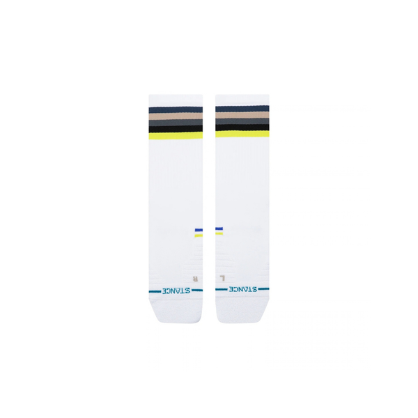Et par Stance Line Up Mid Ribbed Crew-sokker i hvidt med sorte, gule og grå striber øverst. Blå bogstaver ved tæerne viser Stance-mærket samt markeringer for venstre og højre fod, hvilket gør disse unisex-sokker til hverdagsbrug perfekte til både komfort og stil.