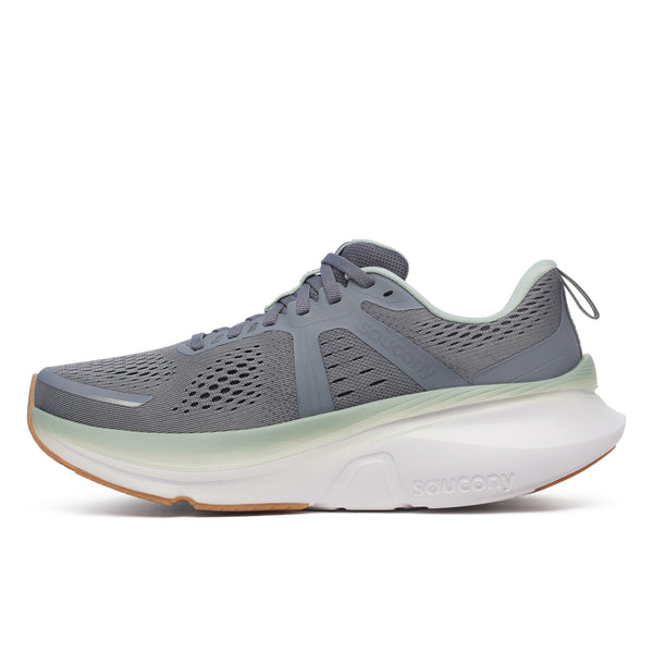 Saucony Guide 18 Herre i Carbon/Iceberg er en grå stabilitetsløbesko med en hvid og lysegrøn PWRRUN-skumsål, overdel i mesh, snørelukning og ydersål i beigefarvet gummi. Ideel til daglige løbeture. Vist på en almindelig hvid baggrund.