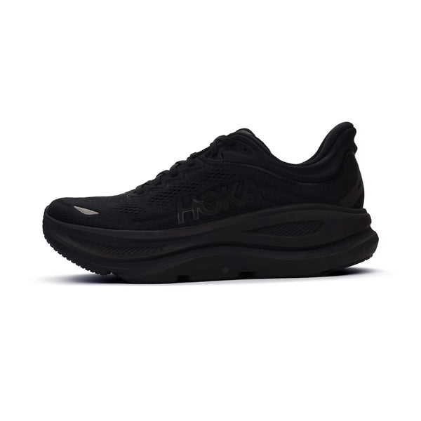 Et sidebillede af Hoka Bondi 9, Herre, Black/Black viser en tyk sål, snørelukning og Hoka-logo. Denne sko giver maksimal komfort med sit lette og polstrede design.