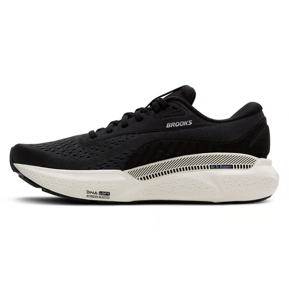 Brooks Adrenaline GTS 24 løbesko dame i Ebony/Blue Heron/Silver har en stabiliserende mesh-overdel, diskret branding og tekstureret mellemsål og hældetaljer, vist fra siden med en hvid polstret sål.