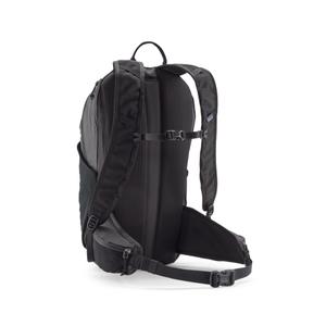 Patagonia Terravia Pack 22L, Unisex, Black er vist bagfra med polstrede skulderstropper, brystrem, polstret hoftebælte, bærehåndtag på toppen og polstret rygpanel for komfort.