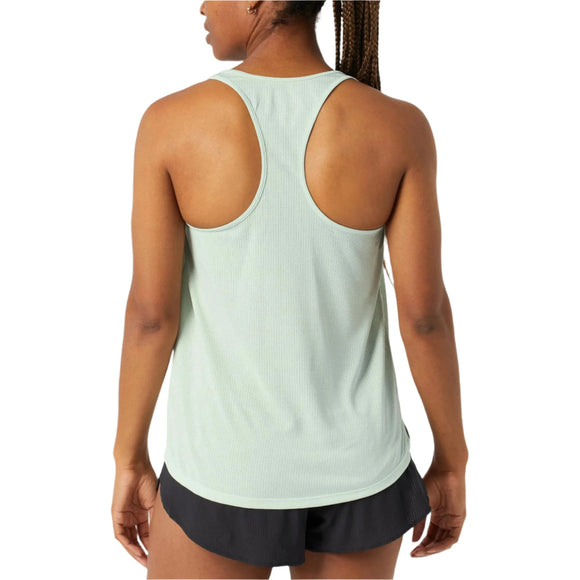 En kvinde med mellembrun hud og lange fletninger bærer New Balance Athletics Tank, Dame, Clay Ash Heather og sorte shorts, der viser moderne træningstøj kvinder mod en almindelig hvid baggrund.