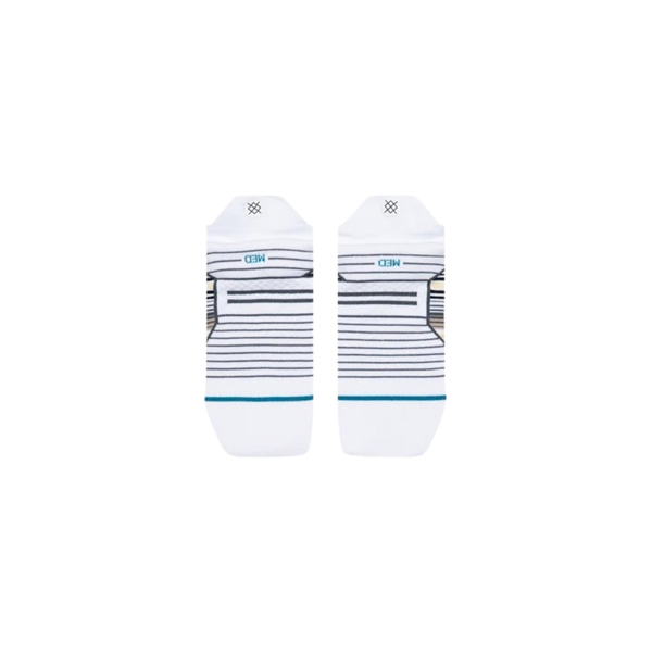 Et par Stance Trailhead Light Tab unisex-sokker i hvidt, med lavt snit, vandrette sorte og blå striber samt et lille blåt MED-mærke på hver sok. Sokkerne, der her er vist lagt fladt ud på en hvid baggrund, byder på letvægtskomfort og åndbarhed til hver eneste løbetur.