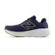 New Balance FreshFoam 880 v15 herre løbesko i Vintage Indigo/Stoneware har en overdel i mesh, en tyk hvid struktureret sål og et stort N-logo i guld. Den er vist fra venstre side mod en almindelig hvid baggrund.