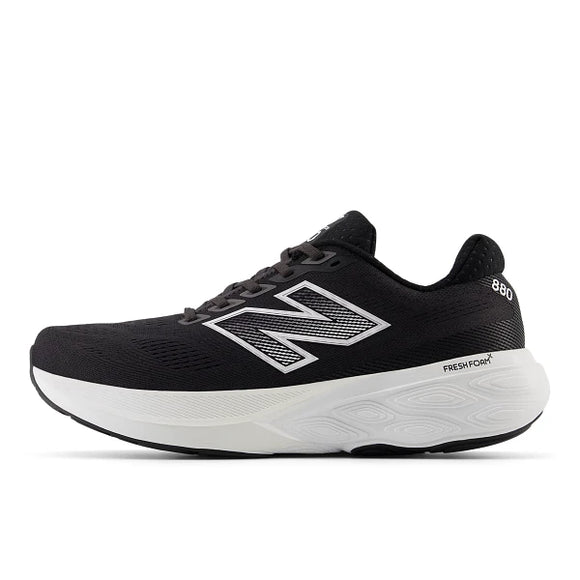 En New Balance FreshFoam 880 v15 herre løbesko i sort, hvid og refleks med hvid sål og stort "N"-logo på siden, 880 ved hælen, vist som ny i sideprofil mod en hvid baggrund.