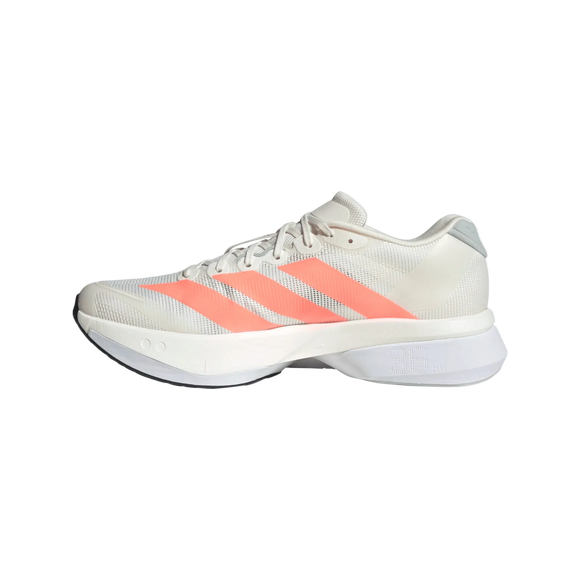 Adidas Adizero Boston 13 Herre (Owhite/Luor/Grey) har hvid overdel med tre pink striber, hvide snørebånd og en tyk hvid sål - vist i sideprofil på en ensfarvet baggrund er denne lette løbesko ideel til din næste løbetur.