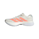 Adidas Adizero Boston 13 Herre (Owhite/Luor/Grey) har hvid overdel med tre pink striber, hvide snørebånd og en tyk hvid sål - vist i sideprofil på en ensfarvet baggrund er denne lette løbesko ideel til din næste løbetur.