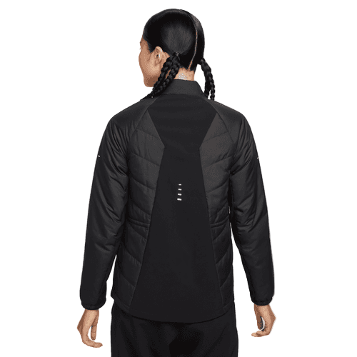 En kvinde med mørkt flettet hår ses bagfra iført en sort Nike Therma-FIT løbejakke (Dame) med paneldesign og fire refleksstriber på ryggen. Baggrunden er helt hvid.