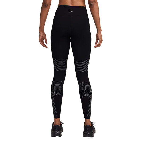 Bagfra set billede af sorte Nike-løbetights med høj talje og fuld længde, der har reflekterende vandrette striber over og under knæene.