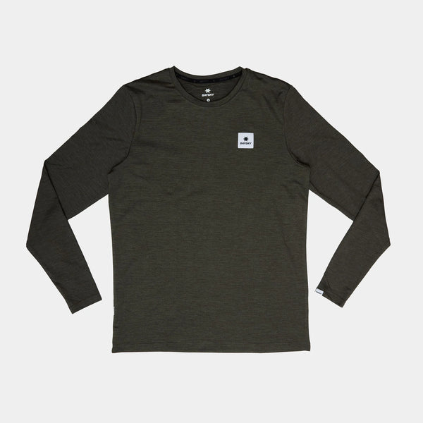 Saysky Statement Pace Long Sleeve, Herre, Green har en rund halsudskæring og en lille hvid logopatch med sort design øverst på brystet. Fremstillet af fugttransporterende stof og vist fladt på en hvid baggrund.