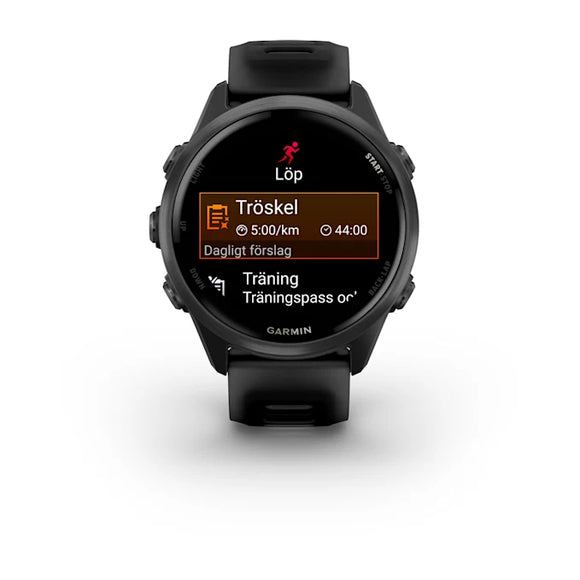 Et Garmin Forerunner 570 42mm i Slate Grey Aluminium/Translucent Black viser et træningsforslag på svensk for et 44-minutters tærskelløb med 5:00/km på den runde skærm med orange og hvid tekst.