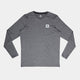 Saysky Statement Pace Long Sleeve, Herre, Grey er lagt fladt på en hvid baggrund. Den har en lille firkantet patch med et sort symbol på venstre bryst - ideel til træning eller som dit nye langærmede basisprodukt.