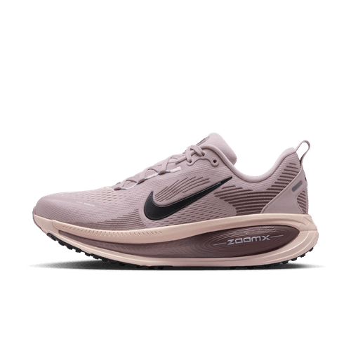 Et sidebillede af Nike Vomero 18 dame i Particle Rose/Off Noir-Silt Red-Tattoo viser en sort swoosh, beige mellemsål med ZOOMX-tekst, åndbar mesh-overdel og en sort ydersål med struktur.