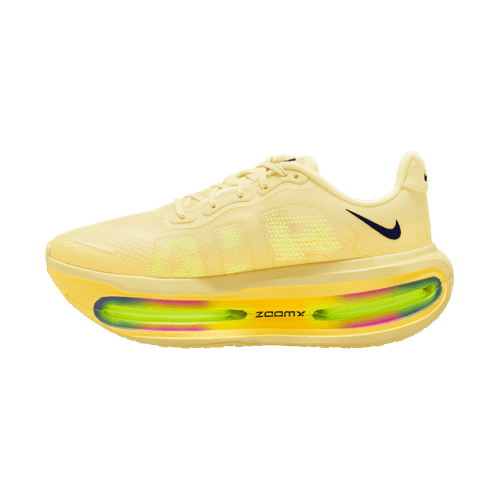 Nike Vomero Premium løbesko til herrer i alabaster med Blue Void og Citron Pulse detaljer har en gennemsigtig grøn og pink sål, ZoomX-skum for komfort, sort Nike-swoosh samt "ZoomX" ved sålen - vist på hvid baggrund.