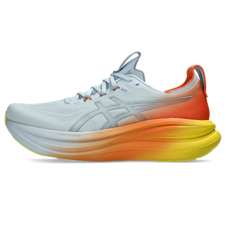 Asics Gel-Nimbus 28 Herre i Sky/Sun Peach har en overdel i lyseblå mesh, orange og gul mellemsål med gradient, snørelukning, ASICS-logo på siden og en overvejende gul ydersål.