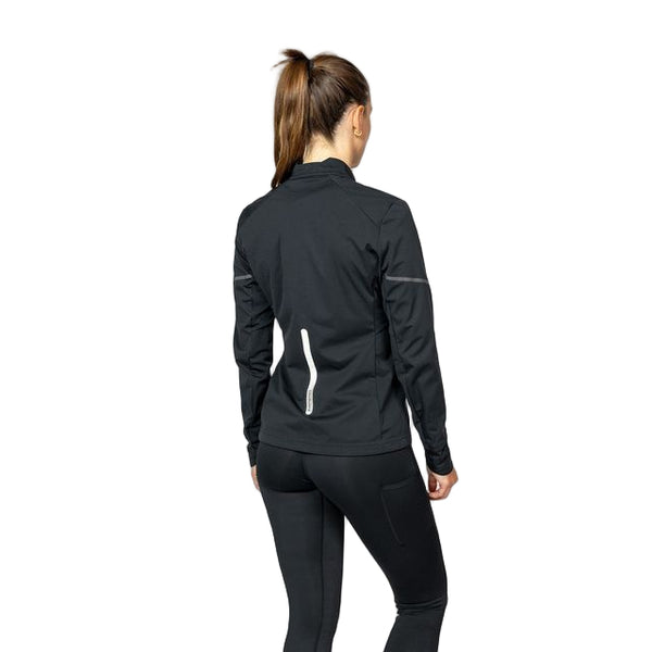 En kvinde med hestehale, set bagfra, er iført Liiteguard Hydro-Tech Running Jacket, Dame, Black og sorte leggings. Den vandafvisende jakke har en hvid refleksstribe nederst på ryggen. Baggrunden er almindelig hvid.