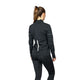 En kvinde med hestehale, set bagfra, er iført Liiteguard Hydro-Tech Running Jacket, Dame, Black og sorte leggings. Den vandafvisende jakke har en hvid refleksstribe nederst på ryggen. Baggrunden er almindelig hvid.