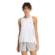 En person iført Adidas Iconic Tank Top, Dame, White med subtile logodetaljer og lysegrå shorts står med front mod en almindelig hvid baggrund.