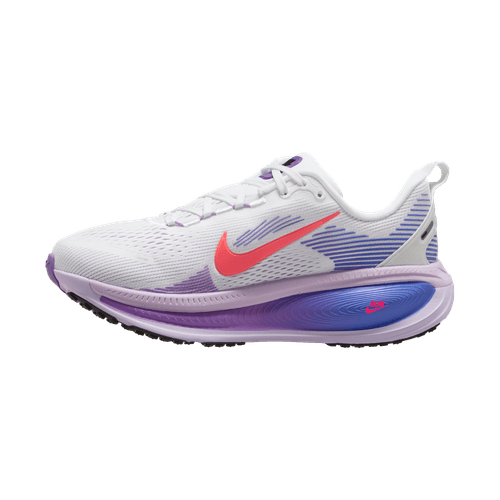 Nike Vomero 18 Dame i White/Hot Lava-Violet Mist-Sapphire har en hvid overdel, lilla sål, sort slidbane, koralfarvet swoosh og lilla detaljer på hæl og tunge - disse komfortable sneakers er vist på en almindelig lys baggrund.