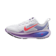 Nike Vomero 18 Dame i White/Hot Lava-Violet Mist-Sapphire har en hvid overdel, lilla sål, sort slidbane, koralfarvet swoosh og lilla detaljer på hæl og tunge - disse komfortable sneakers er vist på en almindelig lys baggrund.