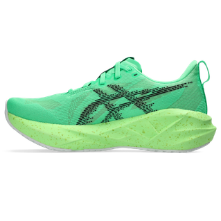 En lys Vital Green/Black Novablast 5 dame løbesko fra Asics, med sort logo, prikket mellemsål og hvid ydersål. Denne lette sko har en lav profil og er vist fra siden.