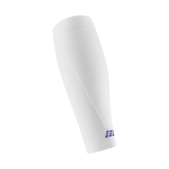 CEP Core Run Ultralight Compression Sleeves, Dame, White har en subtil ribbet struktur og et lille lilla logo nær anklen - perfekt som hurtigtørrende løbeudstyr - vist mod en almindelig hvid baggrund.