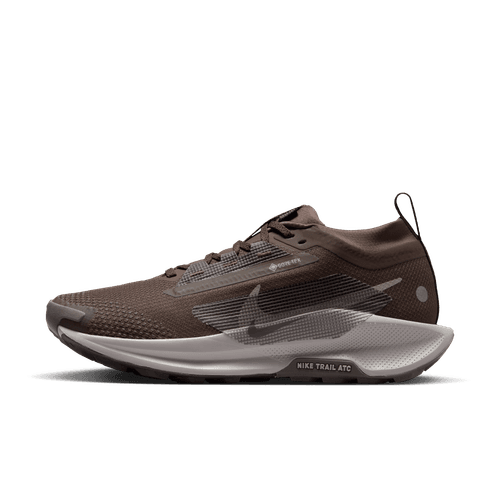 Nike Pegasus Trail 5 Gore-Tex Dame i Ironstone/College Grey-Velvet Brown har en overdel i mesh, snørelukning, trækflig ved hælen, hvid/grå polstret sål og Nike-logo på siden. Denne vandtætte løbesko er vist i sideprofil.