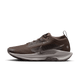 Nike Pegasus Trail 5 Gore-Tex Dame i Ironstone/College Grey-Velvet Brown har en overdel i mesh, snørelukning, trækflig ved hælen, hvid/grå polstret sål og Nike-logo på siden. Denne vandtætte løbesko er vist i sideprofil.