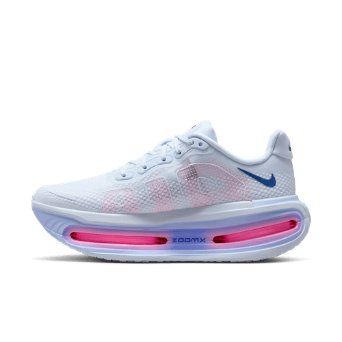 Nike Vomero Premium Dame-sneakeren i Blue Tint/Deep Royal Blue-Aluminium har et hvidt design med blå detaljer, pink detaljer på sålen og en kraftig ZoomX-skummellemsål, vist på en almindelig lys baggrund.