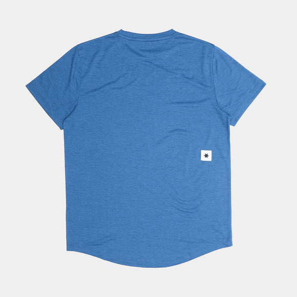 En Saysky Logo Combat Pro T-shirt, Herre, Blue er lagt fladt med ryggen opad. Et lille hvidt rektangulært mærke med en sort stjerne ses nederst i højre side af denne fugttransporterende T-shirt.