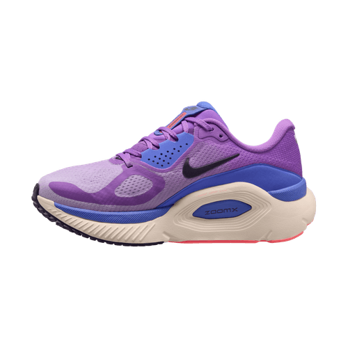 Nike Structure Plus damesko i Bright Violet/Purple Dynasty-Violet Mist har en sort swoosh, beige ZoomX-mellemsål og mørk ydersål. Den er designet som en stabil løbesko og vises fra siden på en almindelig lys baggrund.