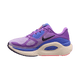 Nike Structure Plus damesko i Bright Violet/Purple Dynasty-Violet Mist har en sort swoosh, beige ZoomX-mellemsål og mørk ydersål. Den er designet som en stabil løbesko og vises fra siden på en almindelig lys baggrund.